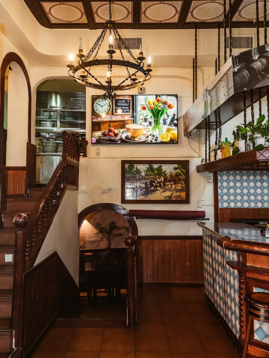 Escalera y lámpara de forja en la sala de Macaméu II