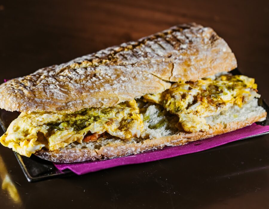 Bocadillo de almuerzo con salsa verde