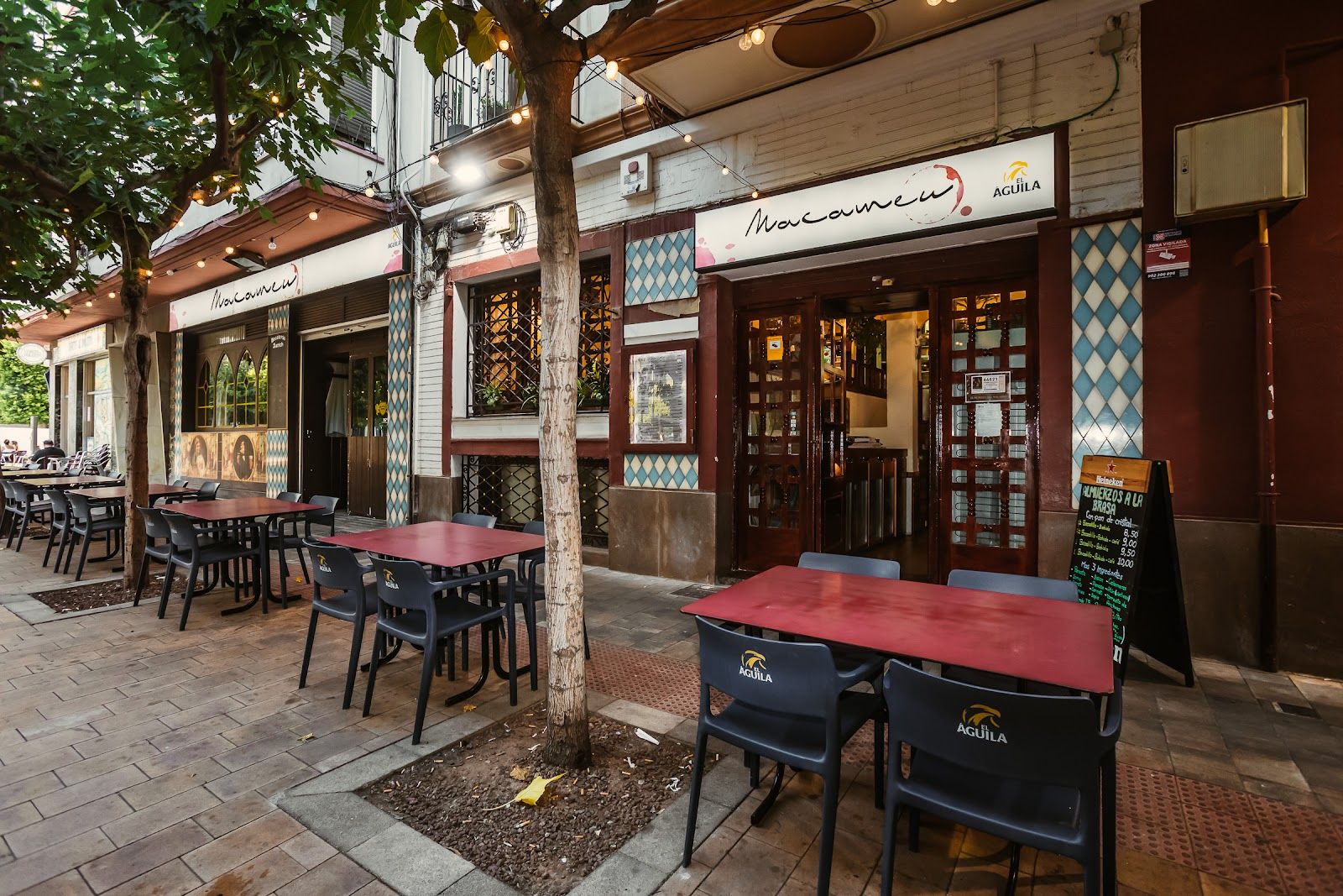 Macaméu II, terraza en Carrer Joan Fuster al anochecer