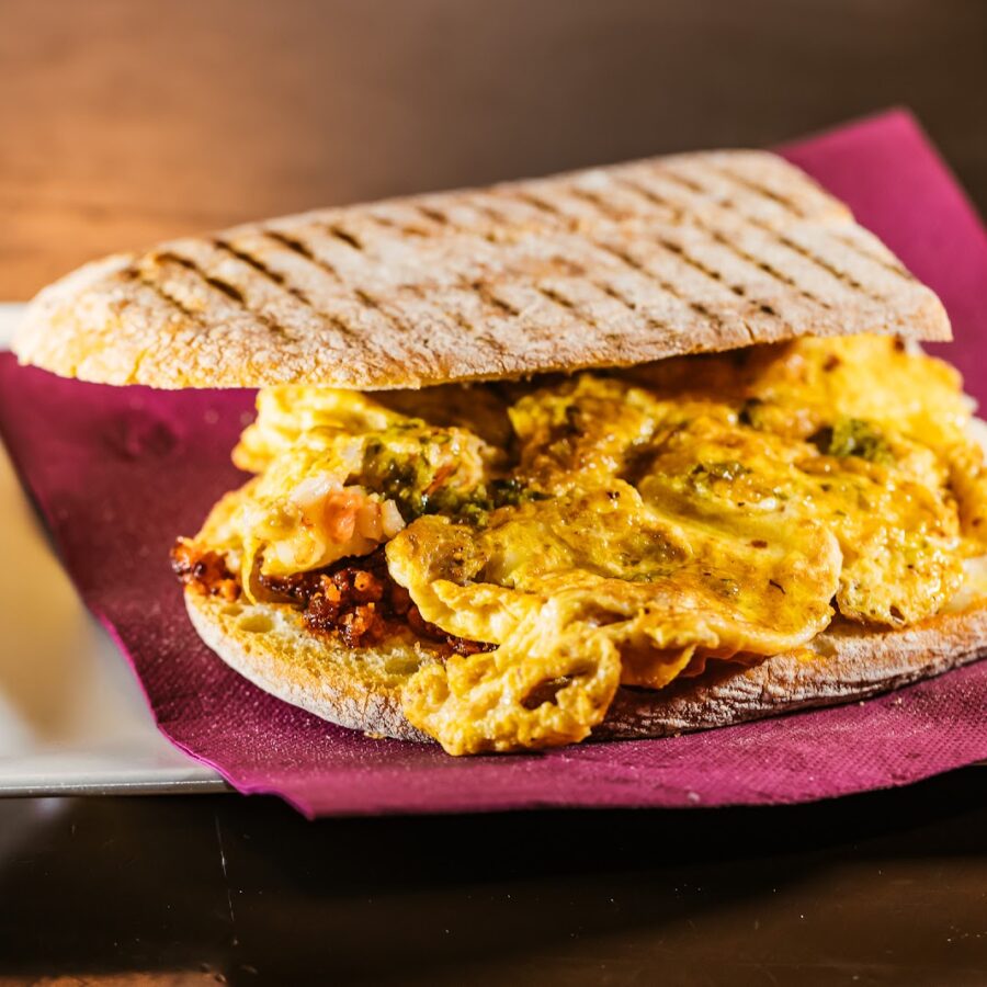 Bocadillo de almuerzo en pan rústico