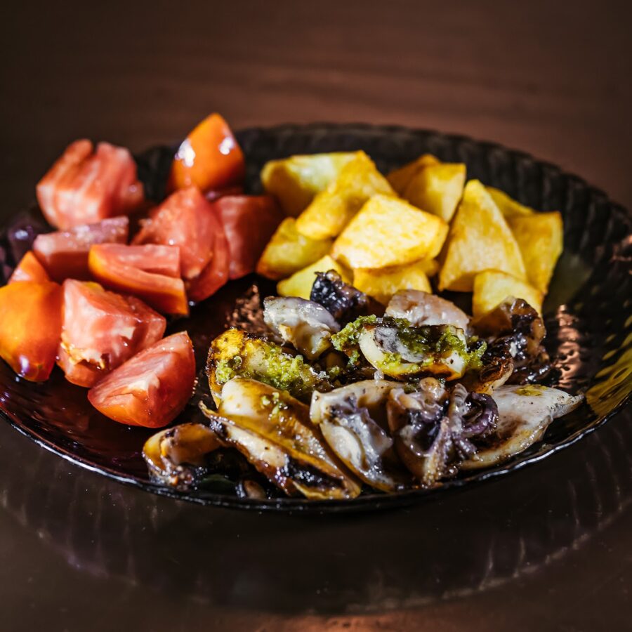 Sepia mediterránea con salsa meri, tomate y patatas